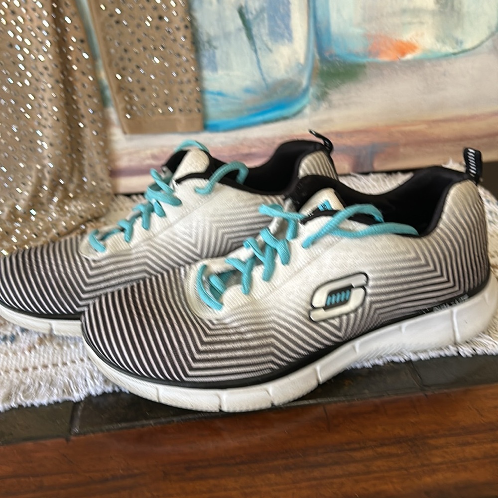 Sketchers size 8 sketch knit, turquoise and gray